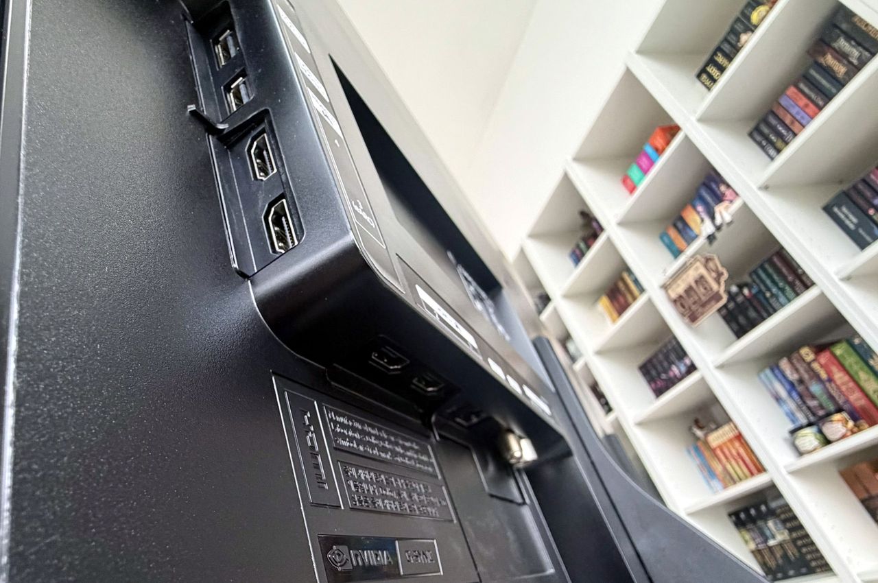 Samsung OLED S90H - panel ze złączami. 