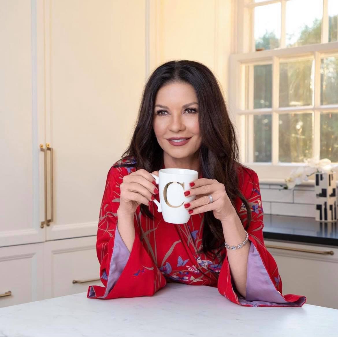Catherine Zeta Jones chwali się wyćwiczonym ciałem