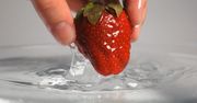Jak myć truskawki? Opłukanie nie wystarczy