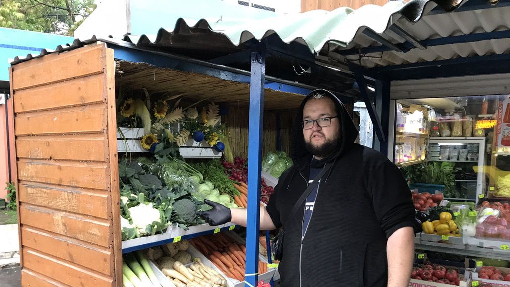 Łukasz dba o swój towar. Chce wygrywać jakością z marketami, a to musi kosztować. 