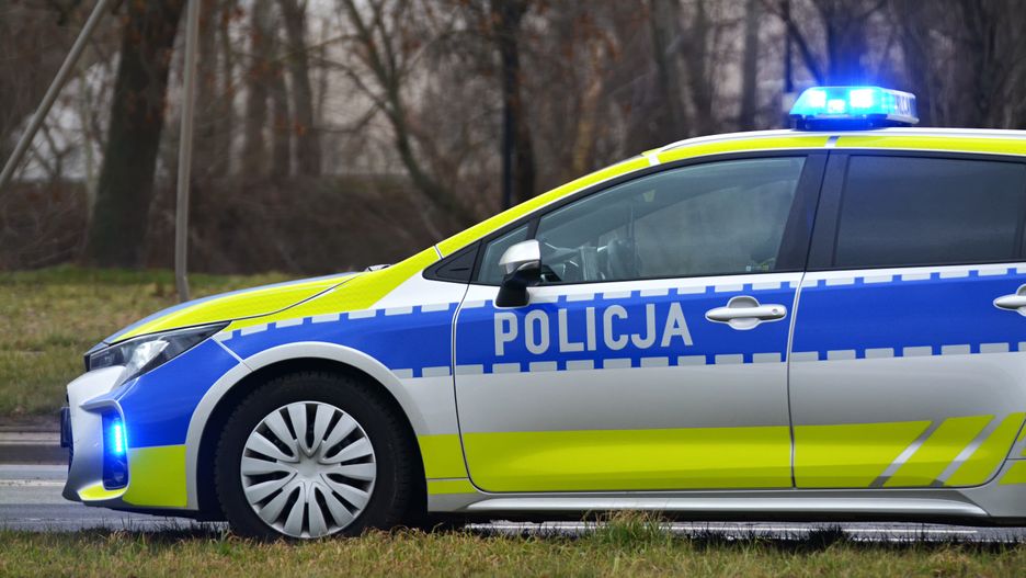 radiowóz, polska, policja, drogowa, policjant, drogówka, niebieski, nowe malowanie, nowe barwy, oznaczenie, policjanci, incydent, zdarzenie, kolizja, wypadek, alarmowo, miejsce zbrodni, korki, policja drogowa, zatrzymanie, interwencja, zabezpieczenie, policyjny, prawo, prewencja, mundurowy, napis policja, funkcjonariusz, ochromna, ulica, mandat, wykroczenie, grupa, niebiescy, warszwa, akcja