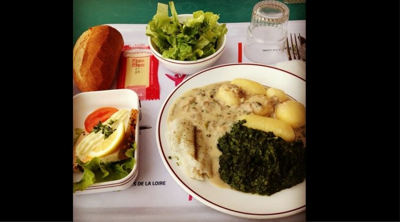 Obiad na stołówce szkolnej w zachodniej Francji jest bardzo pożywny
