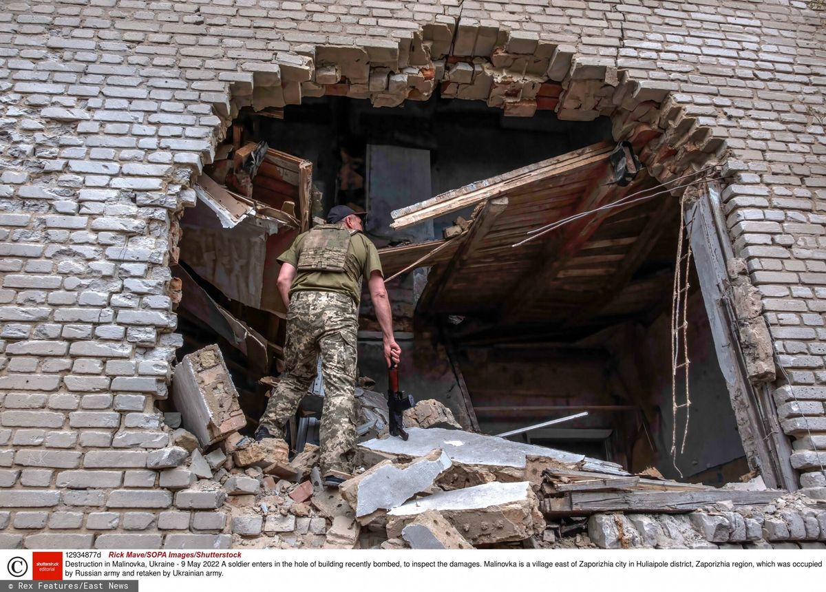 Na zdjęciu: Zniszczenia po rosyjskich atakach na wieś Malinowka (na wschód od miasta Zaporoże) w rejonie Huliajpole, w obwodzie zaporoskim