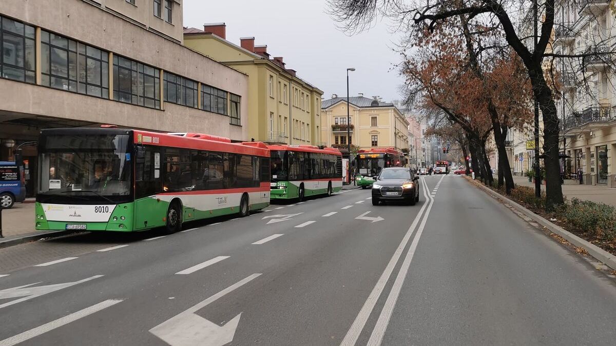 Zepsuty autobus od wczoraj częściowo blokuje zatoczkę przystankową w centrum Lublina