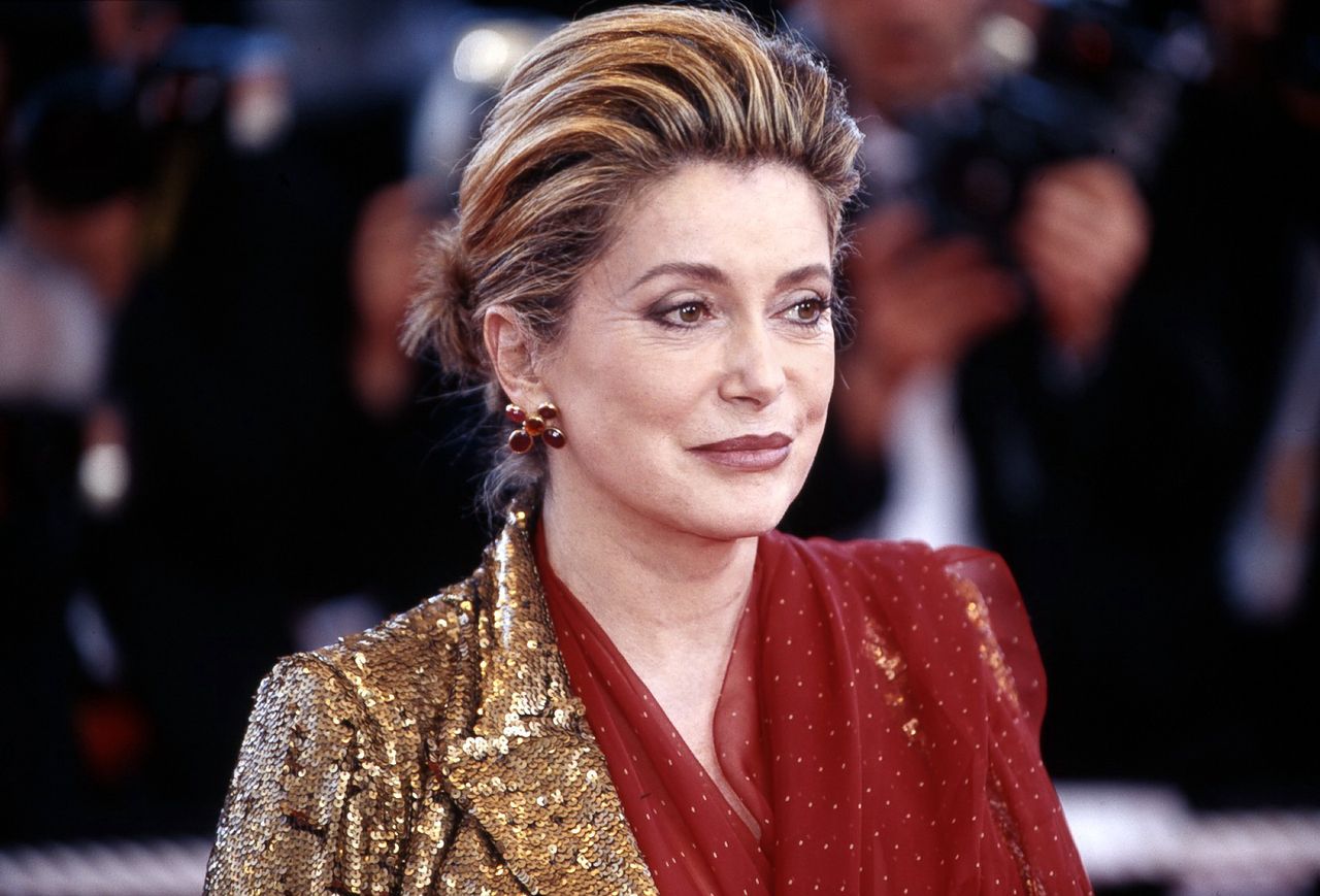 Kiedyś rewolucjonistka, dzisiaj zbyt zacofana dla feministek. Catherine Deneuve kończy 81 lat