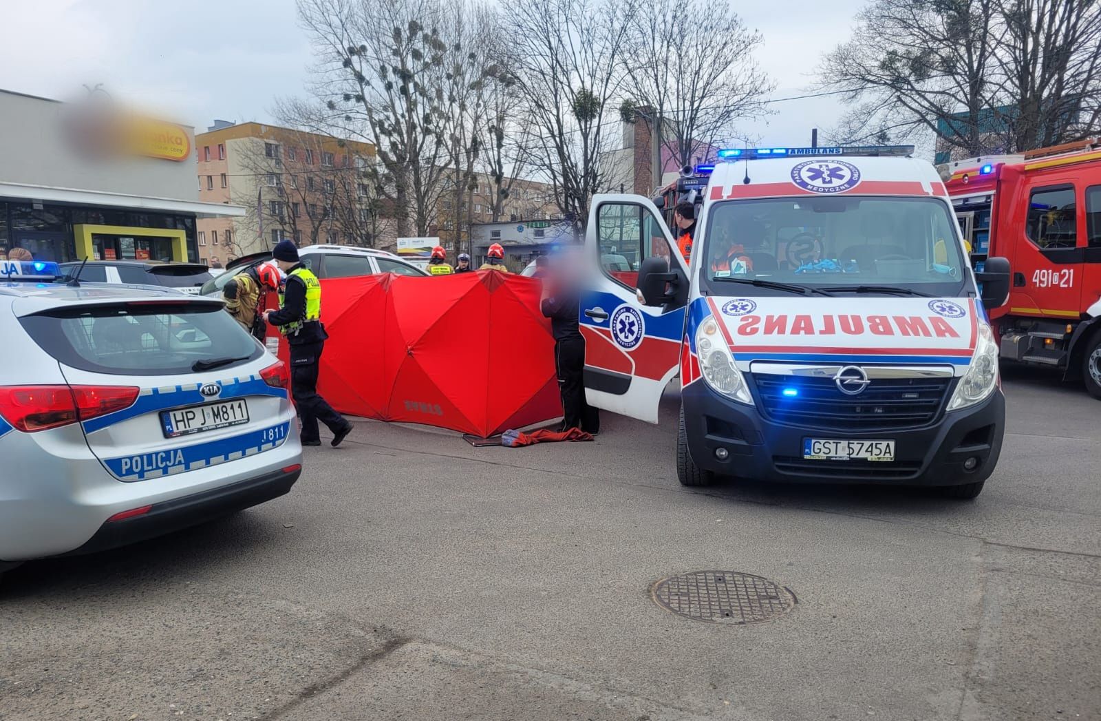 Tragedia na parkingu. Przejechała po leżącej kobiecie