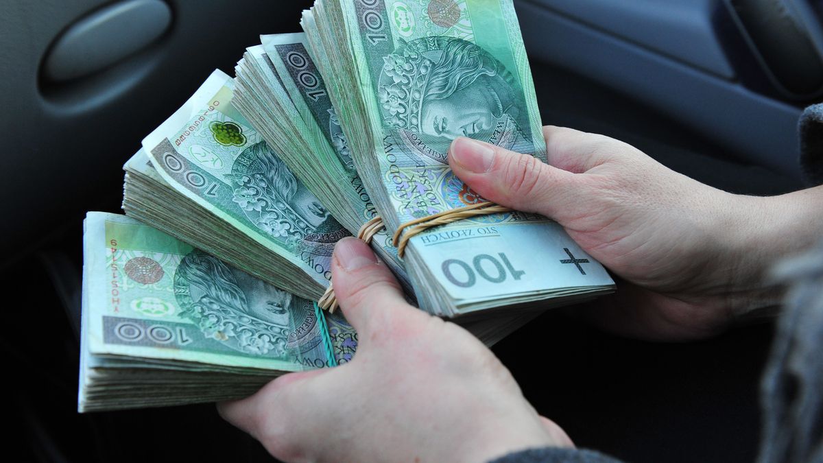 Pieni�dze
Szczecin, 16.01.2015 Pi�ni�dze. soa 
PAP/ Marcin Bielecki
Marcin Bielecki
100 z�otych, banknot, banknoty, biznes, bogactwo, got�wka, handel, kasa, kredyt, pieni�dz, pieni�dze, PLN, sprzeda�, sto, stuz�ot�wki, waluta, zakupy, kredyty, r�ce r�ka d�onie d�o�