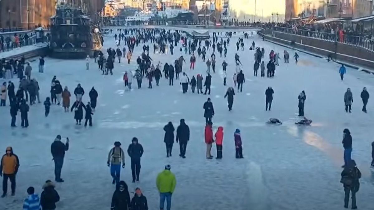 Mnóstwo ludzi na zamarzniętej Motławie. 