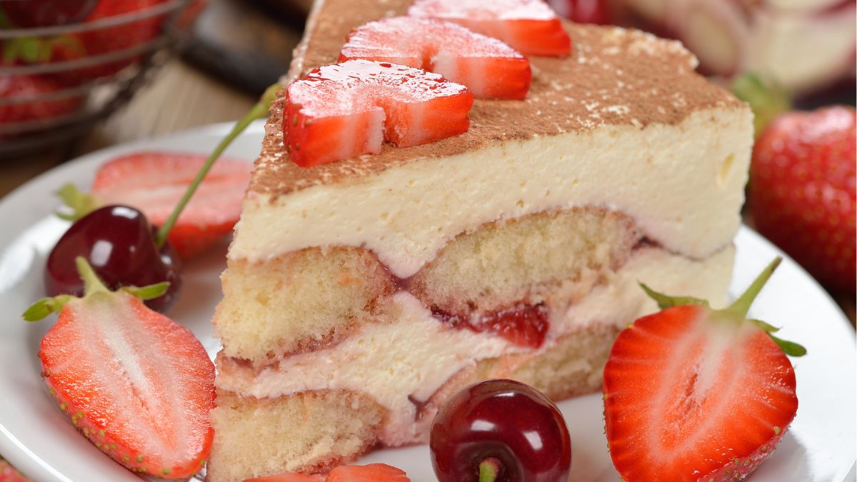 Ciasto tiramisu z truskawkami wygląda jak tort urodzinowy