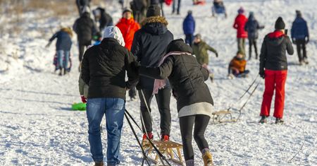 Możesz otrzymać nawet 900 zł na ferie z dzieckiem. Oto kto dostanie przelew
