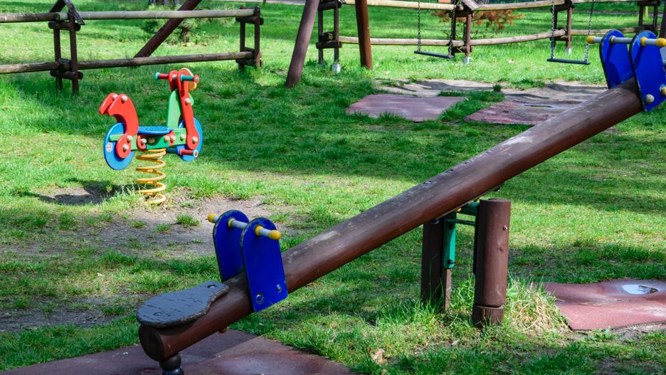 plac, na wolnym powietrzu, plac zabaw, park, zabawa, trawa, dziecko, lato, natura, zielony, pusty, wolny czas, wiosna, aktywny, nikt, dzieci, frajda, lud, charakter, sport, dostosowanie, osoba, dziewczyna, dla dzieci, konik, bez ludzi, wioska, na wsi, miasteczko, miejsce