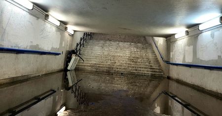 Woda zalała przejście podziemne pomiędzy dwoma peronami