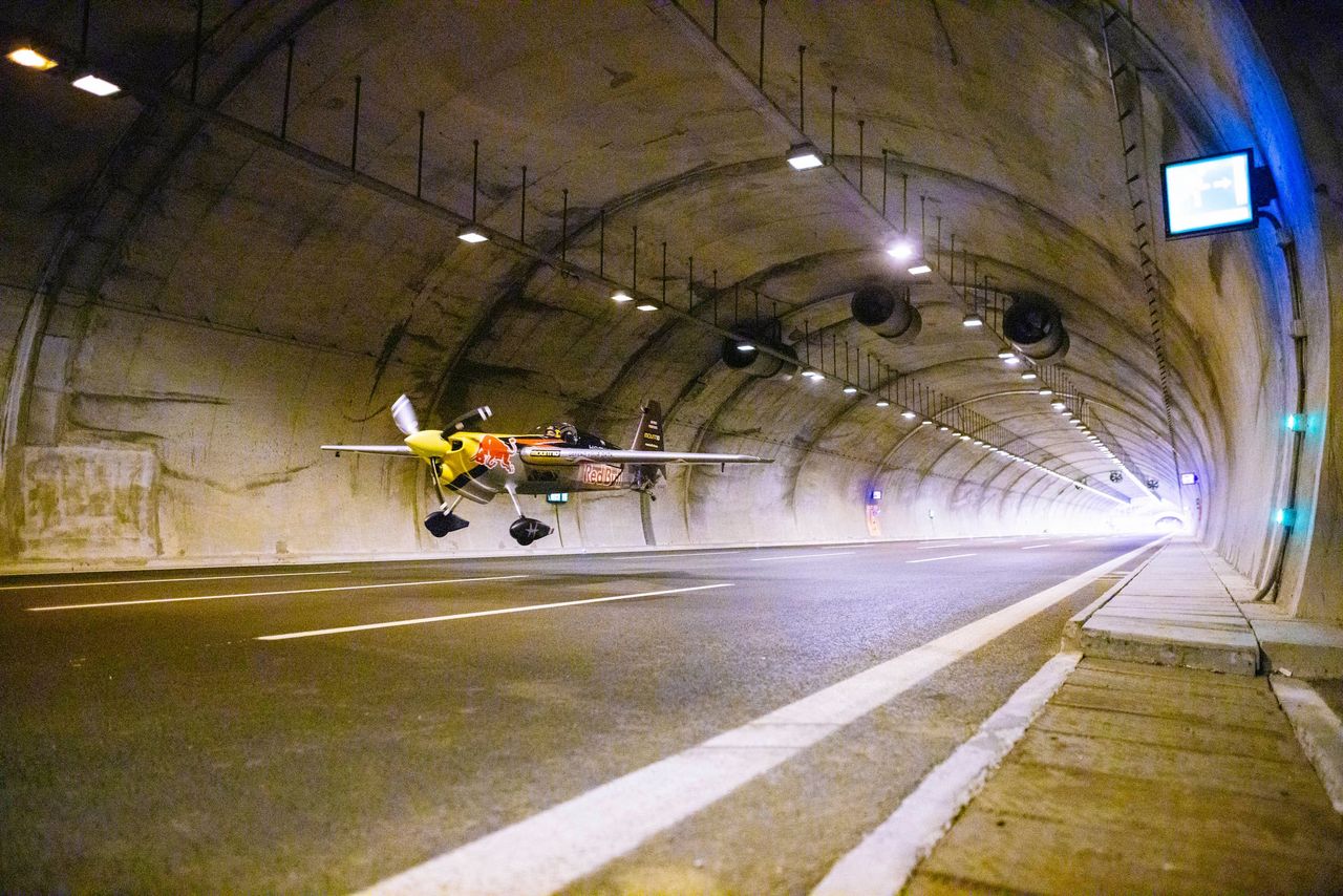 Lot samolotem w tunelu. O tym wyczynie będzie opowiadał wnukom