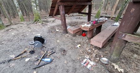 Robili grilla. Burmistrz pokazał zdjęcia. "Taki syf"