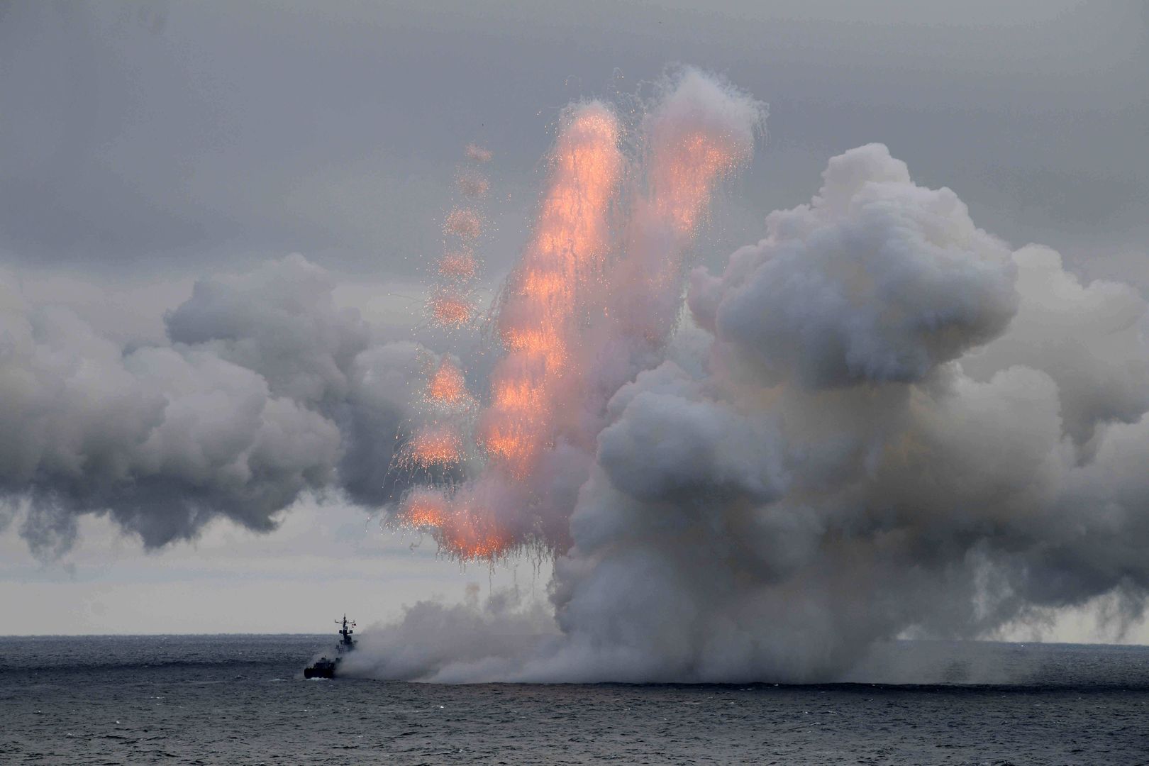 Rosjanie zmniejszają liczbę okrętów. "Ryzyko ataków nadal wysokie"