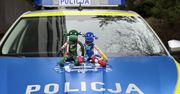 Lublin: Policjanci ruchu drogowego otrzymali maskotki-małpki, które pomogą dzieciom podczas zdarzeń drogowych