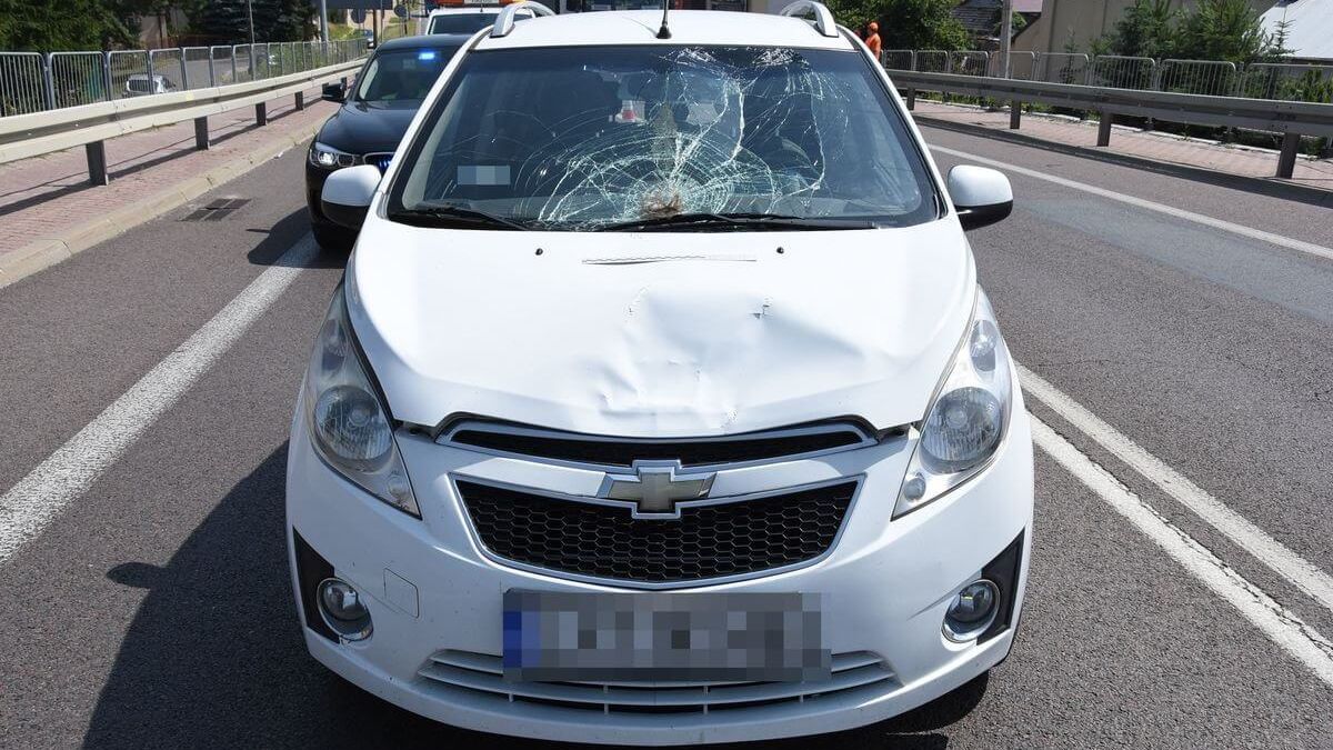Biały Chevrolet z rozbitą szybą