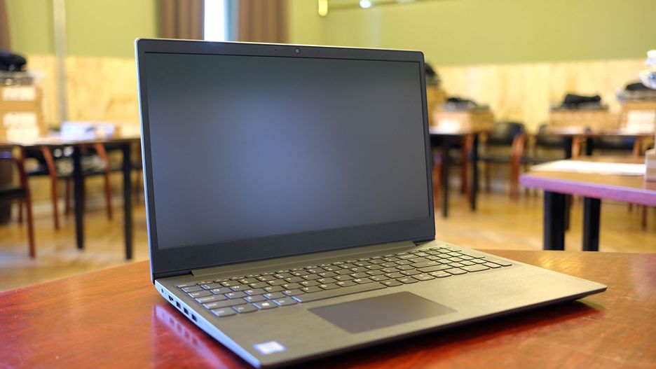 Chorzów przekazał 71 laptopów dla dzieci do nauki online.