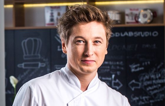 Grzegorz Łapanowski poprowadzi program „Misja stołówka” w Polsat Cafe