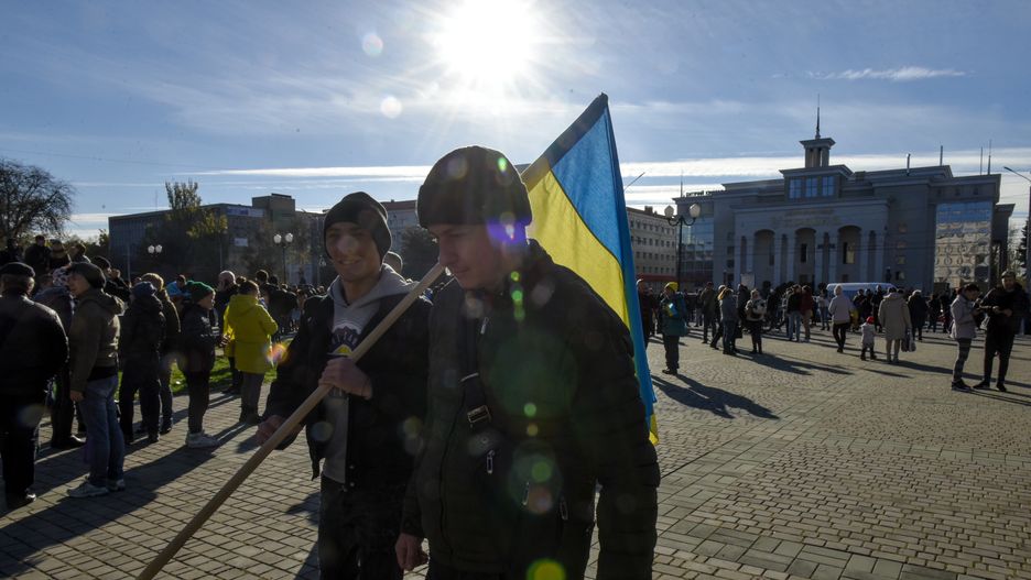 Ukraine's President Zelensky visits recaptured city of Kherson
epa10305761 People attend  a patriotic rally in the recaptured city of Kherson, Ukraine, 14 November 2022. Ukrainian troops entered Kherson on 11 November after Russian troops had withdrawn from the city. Kherson was captured in the early stage of the conflict, shortly after Russian troops had entered Ukraine in February 2022.  EPA/OLEG PETRASYUK 
Dostawca: PAP/EPA.
OLEG PETRASYUK