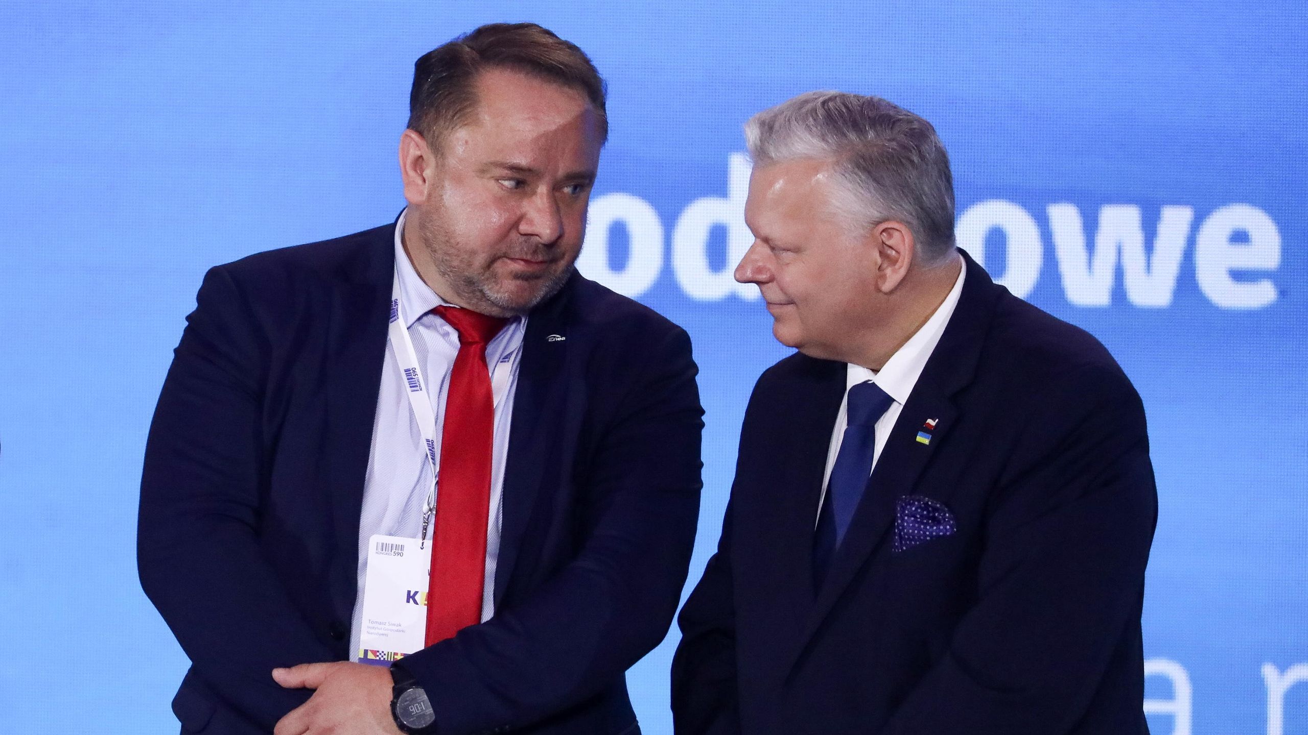 Marek Suski, Tomasz SiwakNadarzyn, 22.06.2022. Wiceprezes w Instytucie Gospodarki Narodowej Tomasz Siwak (C) i pose� PiS Marek Suski (P) podczas panelu "Rola sp�ek Skarbu Pa�stwa w budowaniu si�y gospodarczej Polski" w pierwszym dniu 7. edycji Kongresu 590 na terenie Centrum Kongresowo-Wystawienniczego Ptak Warsaw Expo w podwarszawskim Nadarzynie, 22 bm. Tematem wiod�cym tegorocznej edycji Kongresu jest wsp�praca mi�dzynarodowa kraj�w Tr�jmorza. (tg/doro) PAP/Tomasz GzellTomasz Gzell7, 7., Forum Ekonomiczne, gospodarczy, kongres, ��czymy wszystkich, Nadarzyn, panel, polityk, polityka, Ptak Warsaw Expo, spotkanie