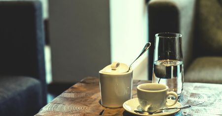 Kawiarnia pod ostrzałem. Wprowadzili opłatę za siedzenie