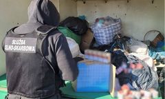 Miał "dziuplę" na targowisku. Przejęto tysiące paczek