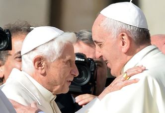 Benedykt XVI świętuje 90. urodziny w Watykanie i... PIJE PIWO! (ZDJĘCIA)