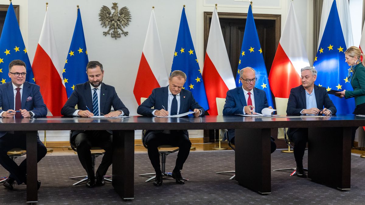 Szymon Holownia, Wladyslaw Kosiniak-Kamysz, Donald Tusk, Wlodzimierz Czarzasty, Robert Biedron during the signing of the coalition agreement regarding the tasks of establishing a new government in Poland in Warsaw, Poland on November 10, 2023

 (Photo by Andrzej Iwanczuk/NurPhoto via Getty Images)