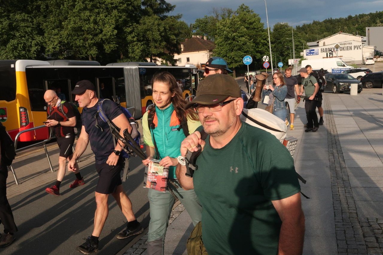 Jak spaliście, setki osób brnęły nocą przez górskie bezdroża. Wystartowała Potrójna Korona Wałbrzyska 2025, marsz potrwa dobę