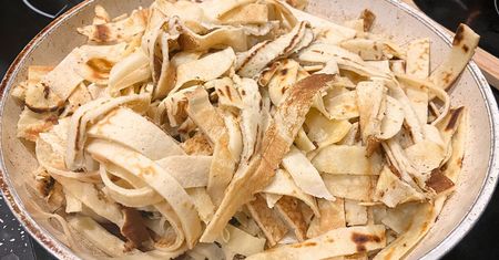 Nadmiar naleśników przerabiam na makaron. Moja rodzina lubi bardziej niż spaghetti