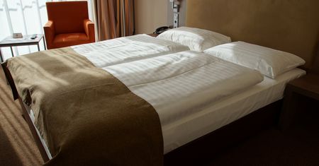 Obsługa hotelu wezwała policję. Przez śpiącego gościa