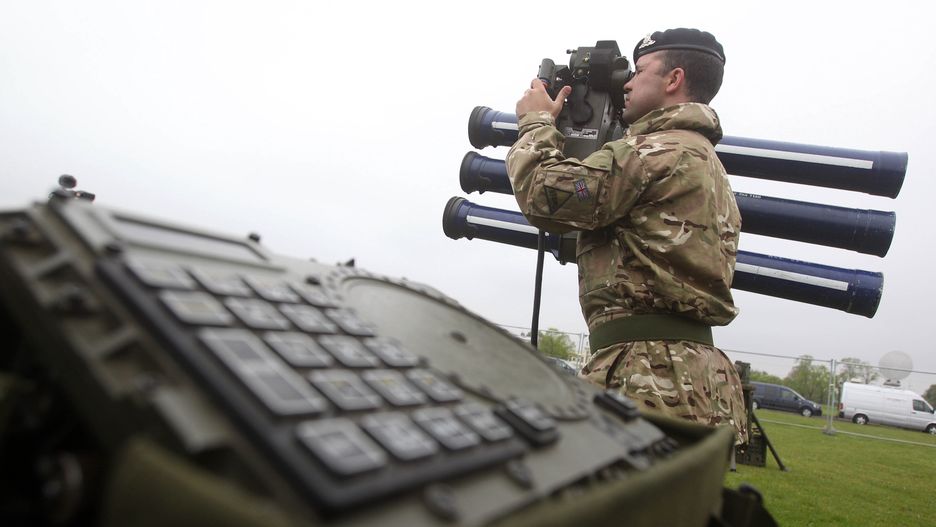 Żołnierz z brytyjskiego Royal Artillery podczas korzystania z systemu Starstreak. Zdjęcie ilustracyjne.