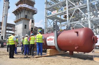 Wielkie długi i fortepian za milion kupiony "na prośbę fundacji o. Rydzyka". Tak upada znana spółka