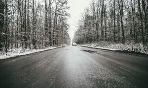 Chłodne powietrze znad Niemiec dotarło do Polski. Trudne warunki na drogach