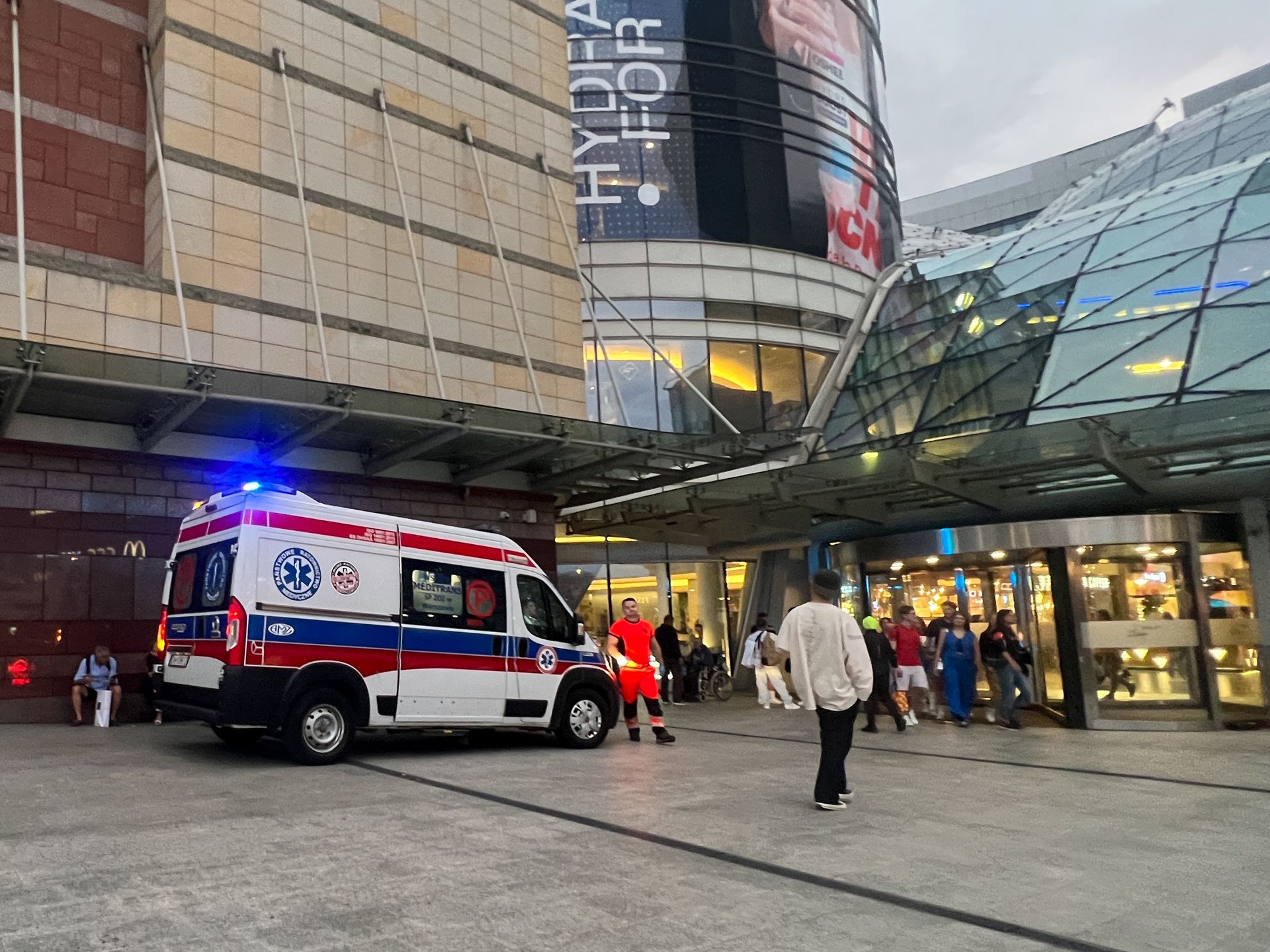 Karetka zabiera Helenę Deeds z premiery filmu