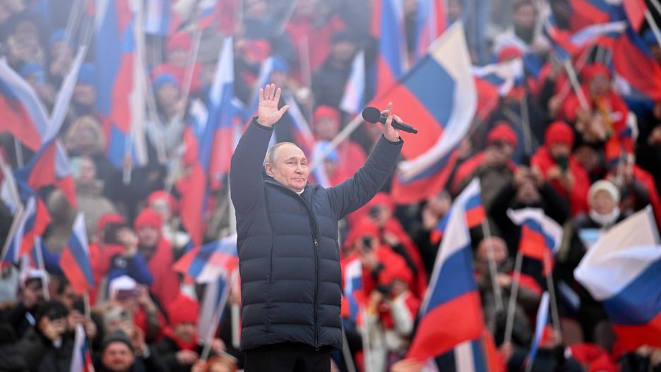 Prezydent Rosji wśród wiwatów i znaków poparcia podczas wiecu w Łużnikach, zorganizowanego z okazji rocznicy przejęcia Krymu  AP/EPA.RAMIL SITDIKOV / SPUTNIK POOL