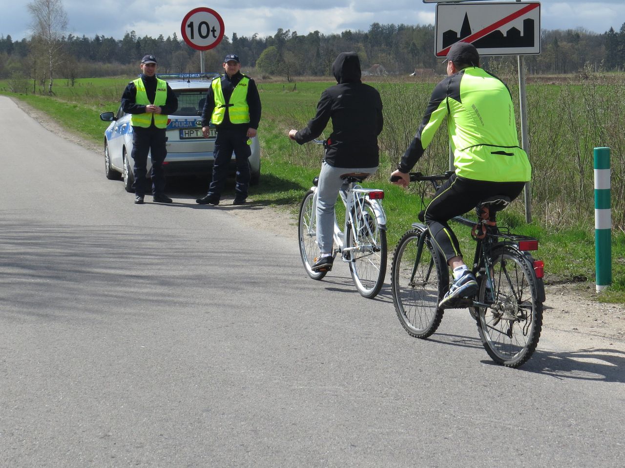 Wiele osób w Polsce również chciałoby obowiązkowych tablic rejestracyjnych na rowerach. Na razie na dwóch kółkach najłatwiej otrzymać mandat za brak maseczki