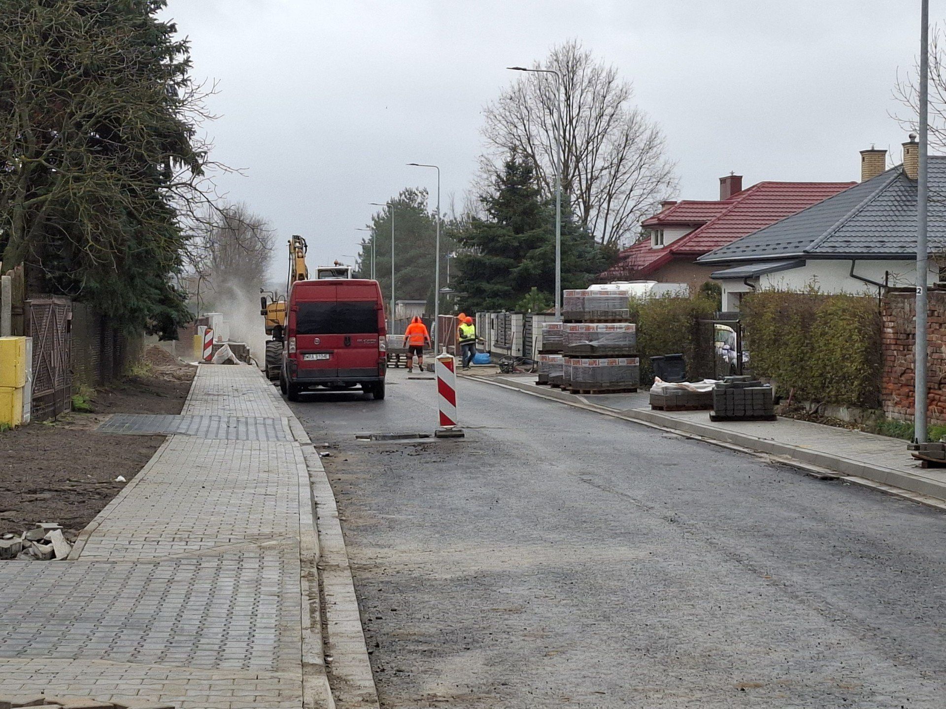 Na ulicy Źródłowej położono już odcinek asfaltu, a obecnie trwają pracę nad układaniem kolejnego odcinka chodnika.