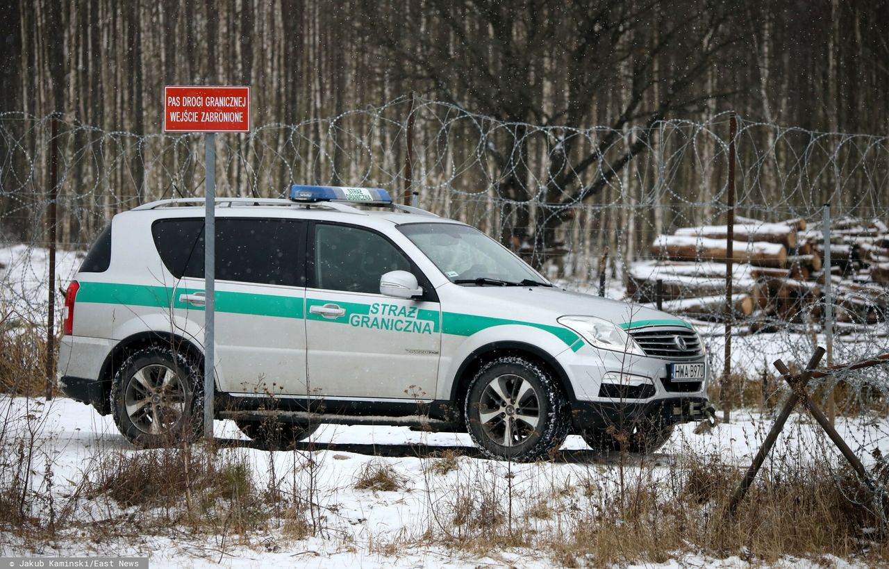 Białoruskie służby rzucały w Polaków kamieniami. 28 migrantów przekroczyło granicę