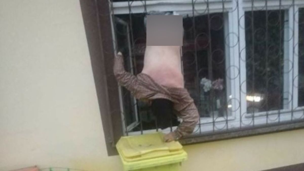 Złodziej zaklinował się w okiennym okratowaniu sklepu