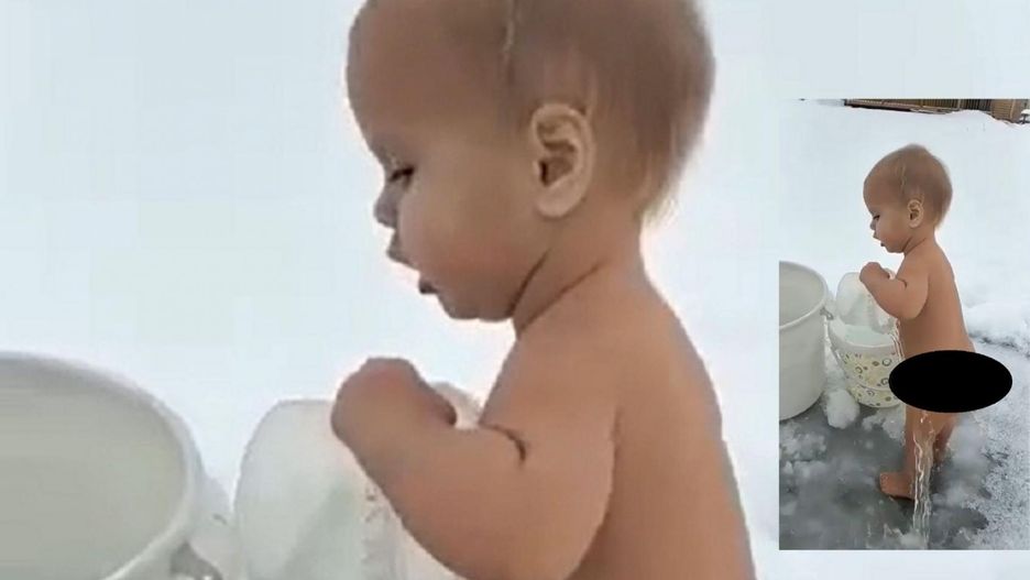 Kilkunastomiesięczny chłopczyk polewa się wodą