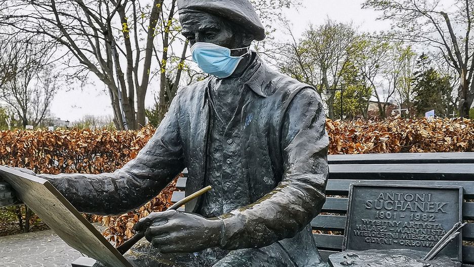 Koronawirus. Wrocław. Pomniki na terenie miasta zaczęły promować nakaz zakrywania ust i nosa