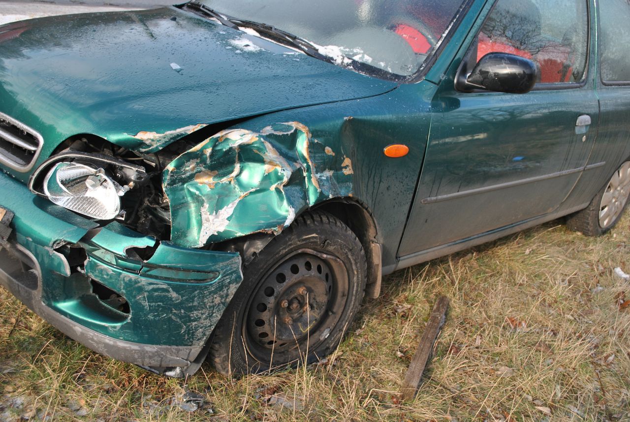 Antonina: Auto zjechało z drogi i dachowało. Jedna osoba została ranna