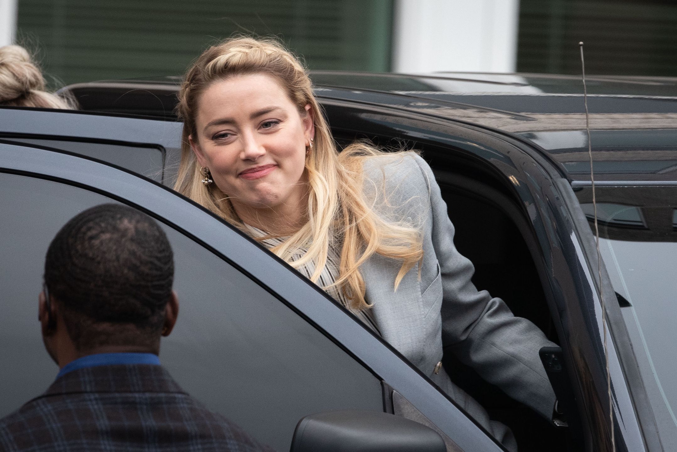 Amber Heard wysiada z prywatnego samolotu na pierwszych zdjęciach od zakończenia procesu