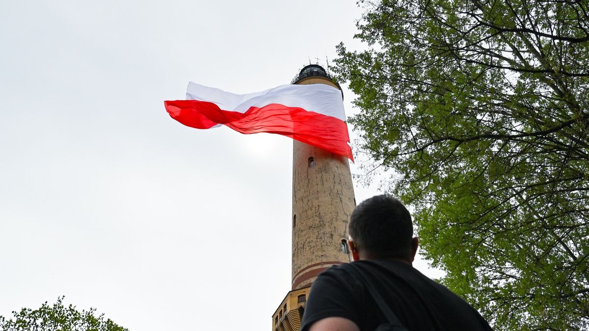Flaga powiewa na najwyższej latarni morskiej w kraju 