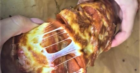 Niby bagietka, a smakuje jak pizza. Ten przepis to hit TikToka