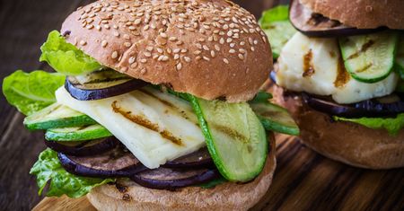 Na grillu będą burgery w greckim stylu. Nie mają mięsa, a każdy zjada co najmniej dwa