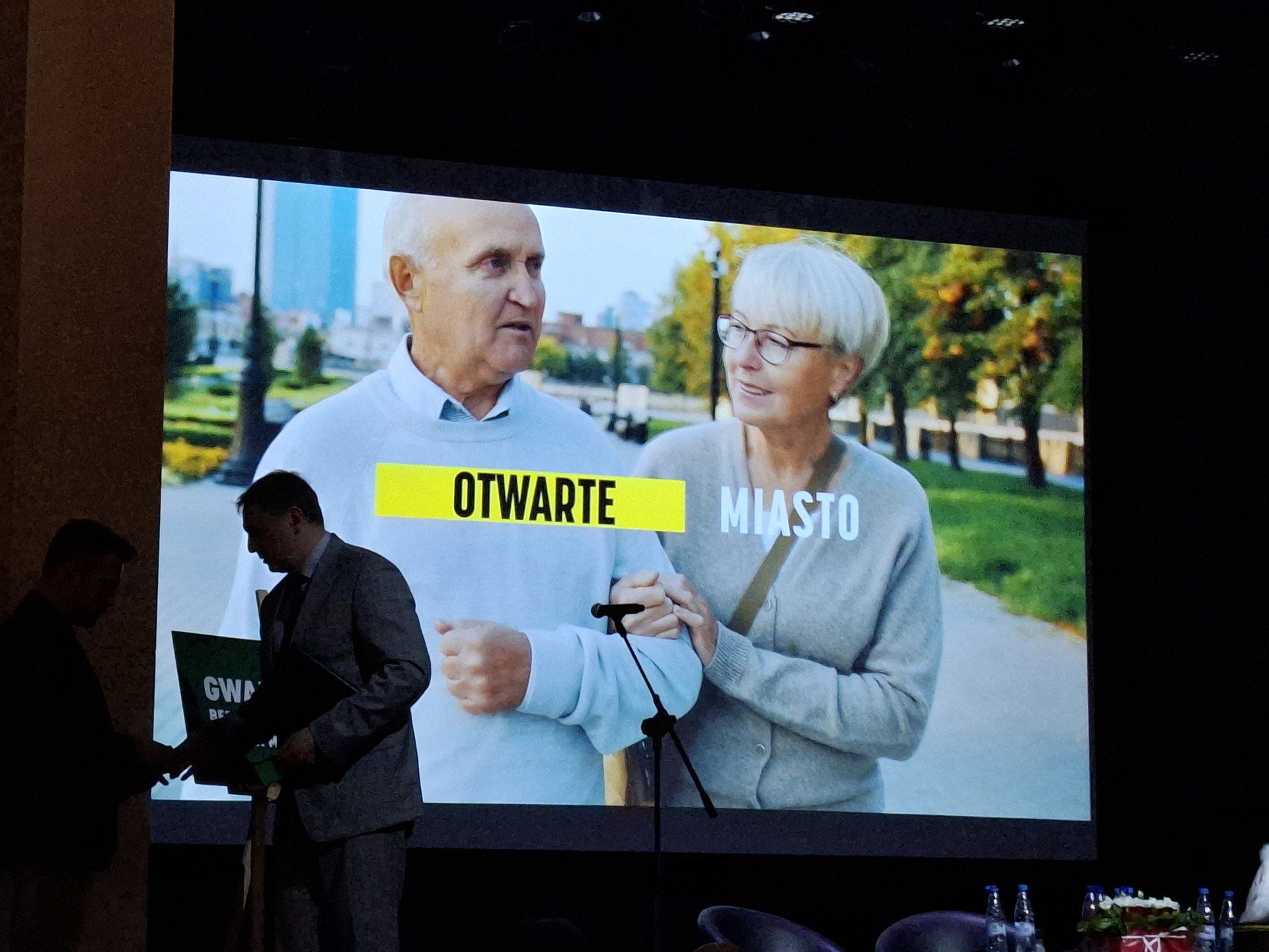 Planowane odwierty pod Myszkowem wywołują coraz większe emocje. Podczas otwartego spotkania mieszkańcy usłyszeli zarówno zapewnienia o bezpieczeństwie, jak i ostrzeżenia przed pochopnym straszeniem skutkami inwestycji. W dyskusji udział wzięli zaproszeni przez spółkę Permia 1 naukowiec, geolog oraz prezes firmy