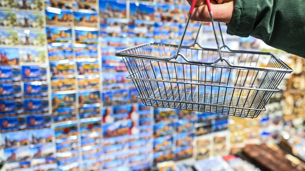 KRAKOW, POLAND - MARCH 28: A customer holds an empty shopping basket inside a shop with gifts and local products on Grodzka Street , in Krakow, Poland, on March 28, 2023. In February 2023, Poland experienced a record-breaking inflation rate of 18.4%, the highest since December 1996 and in line with forecasts. However, experts predict a decrease in the coming months, with the possibility of single-digit inflation by the end of the year. Prices rose by 1.2% month-on-month, exceeding the forecasted 0.8% increase and the previous month's increase of 2.5%. The Central Statistical Office released this information in mid-March, with the last time inflation was this high being over 20 years ago. (Photo by Artur Widak/Anadolu Agency via Getty Images)